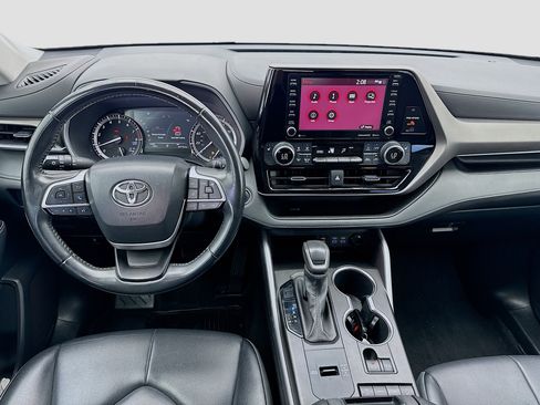 Used 2022 Toyota Highlander XLE FWD image 15