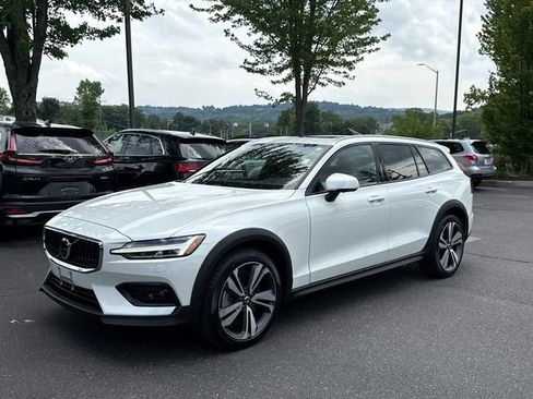 Certified 2025 Volvo V60 B5 Cross Country Plus AWD/4WD image 1