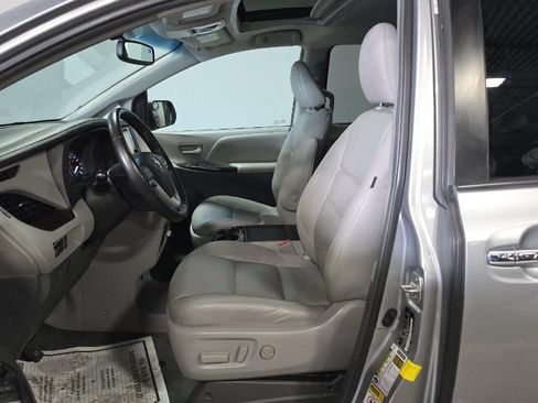 Used 2017 Toyota Sienna XLE w/ XLE Navigation Package AWD/4WD image 4