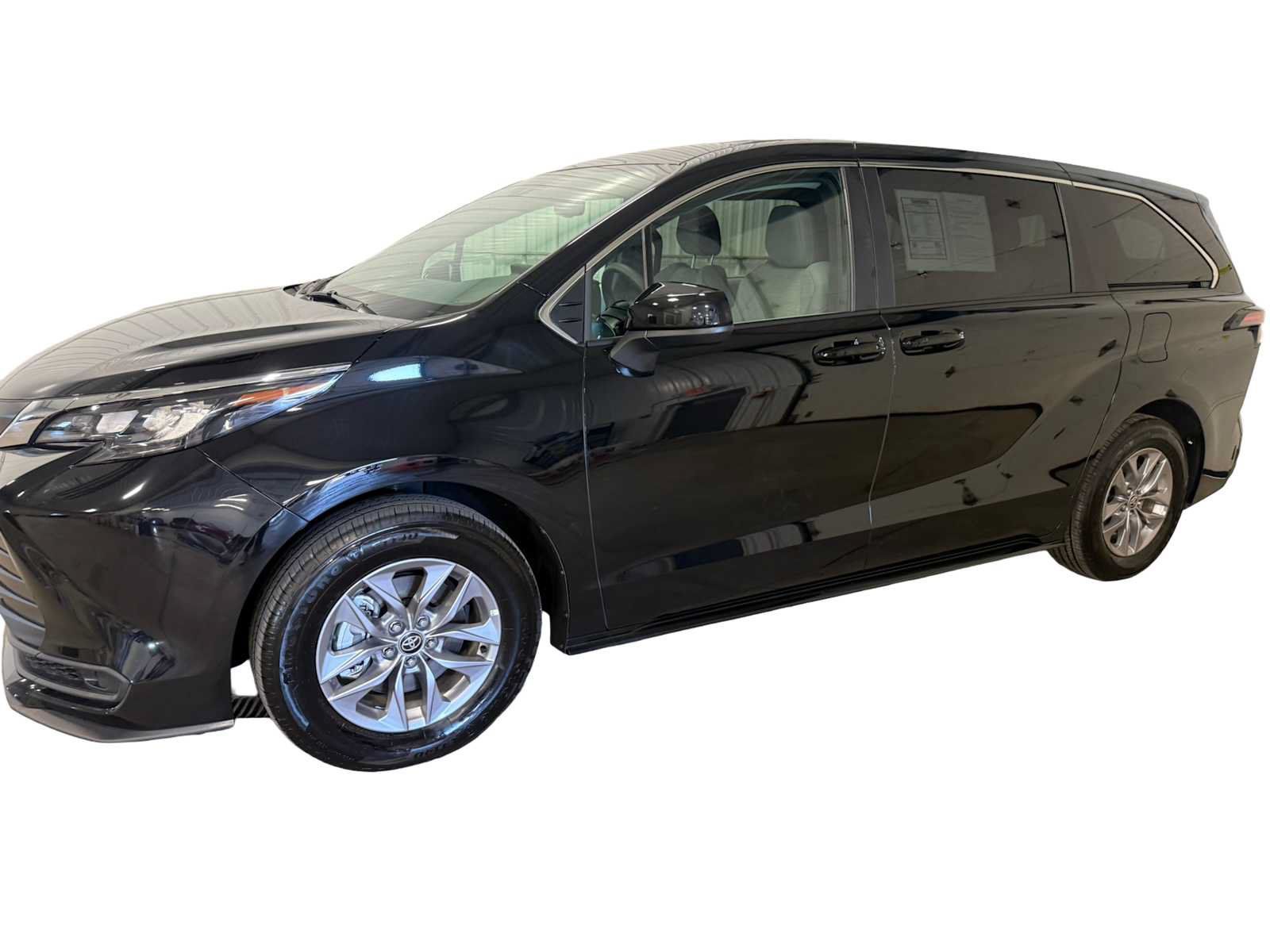 Used 2026 Toyota Sienna LE AWD/4WD image 2