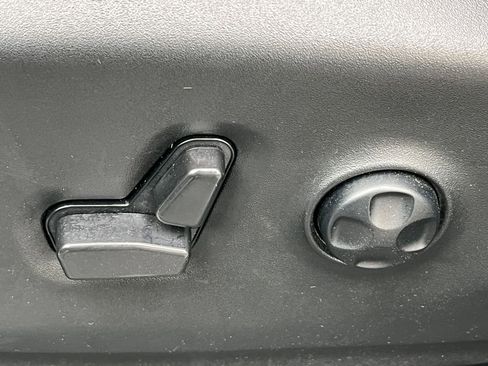 Used 2025 Chrysler Pacifica Select image 22