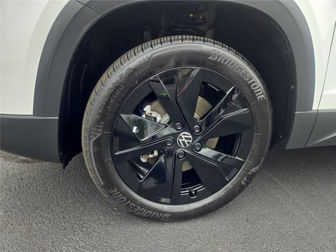 Certified 2025 Volkswagen Taos SE image 29