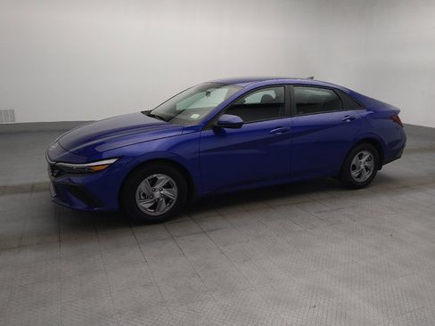 Used 2024 Hyundai Elantra SE FWD image 2