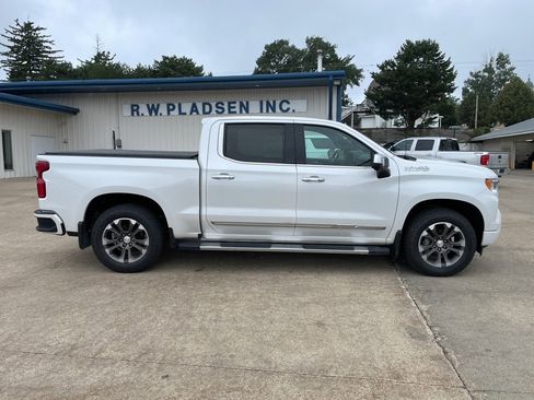 Used 2023 Chevrolet Silverado 1500 High Country w/ Technology Package image 18