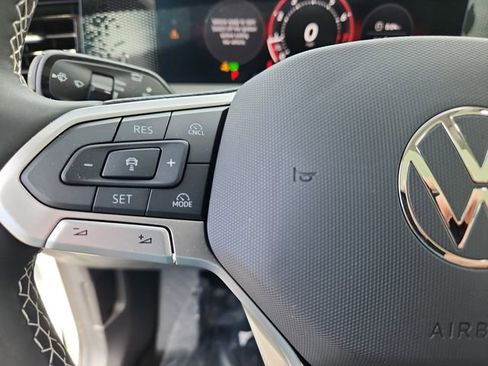 Certified 2025 Volkswagen Tiguan SE AWD/4WD image 17