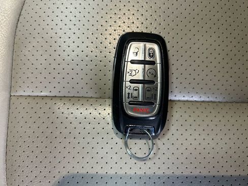 Used 2021 Chrysler Pacifica Touring-L image 33