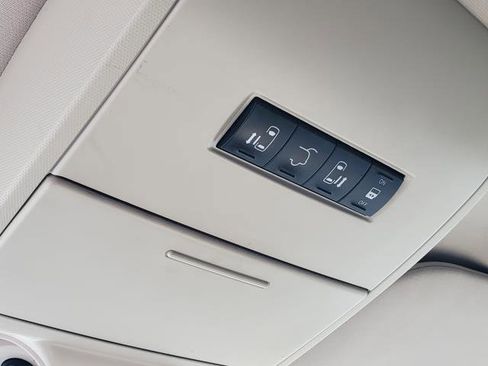 Used 2014 Chrysler Town & Country Touring FWD image 17