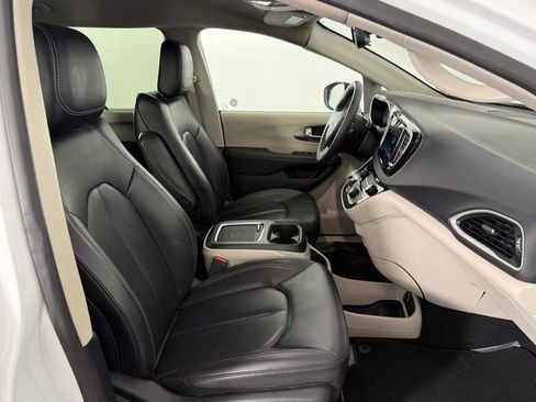Used 2023 Chrysler Pacifica Touring-L FWD image 19