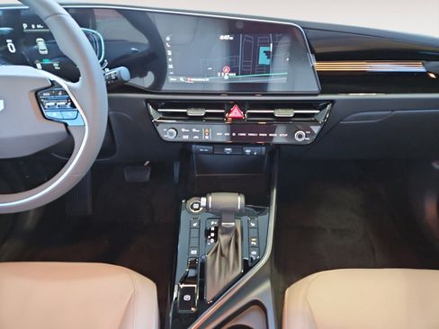 Used 2025 Kia Niro EX image 11