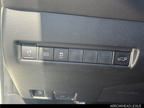 Used 2022 Toyota Venza LE image 20