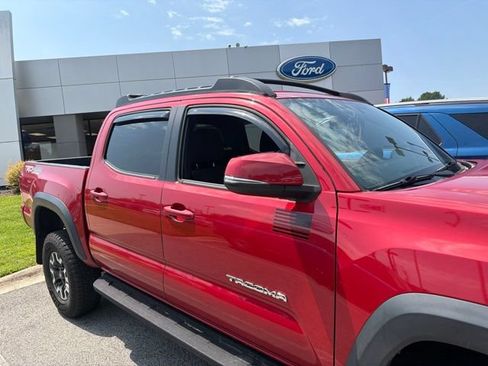Used 2017 Toyota Tacoma TRD Off-Road AWD/4WD image 9