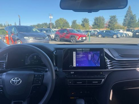 Used 2025 Toyota Camry LE image 31