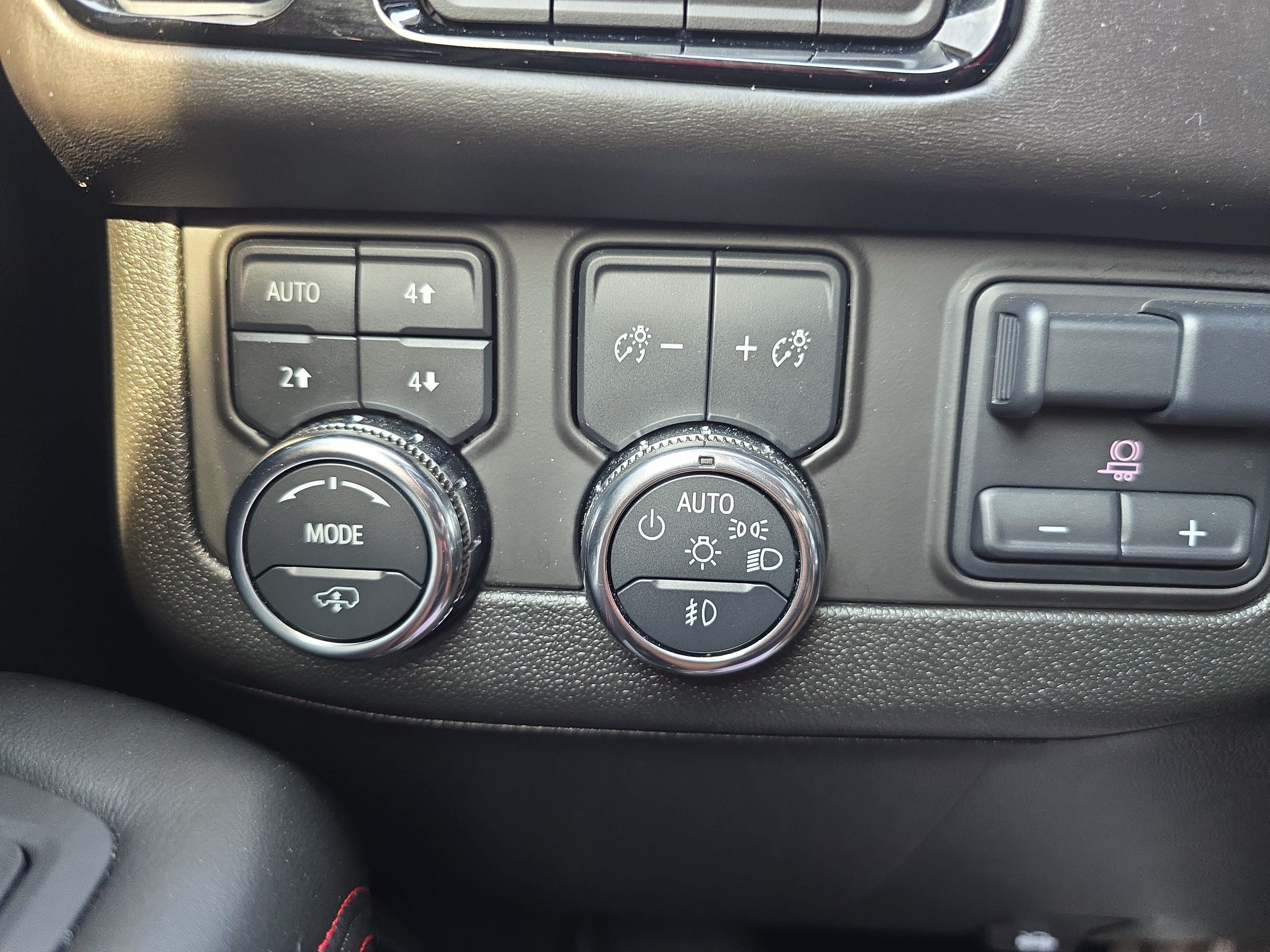 Used 2025 GMC Yukon AT4 Ultimate w/ LPO, Floor Liner Package AWD/4WD image 26