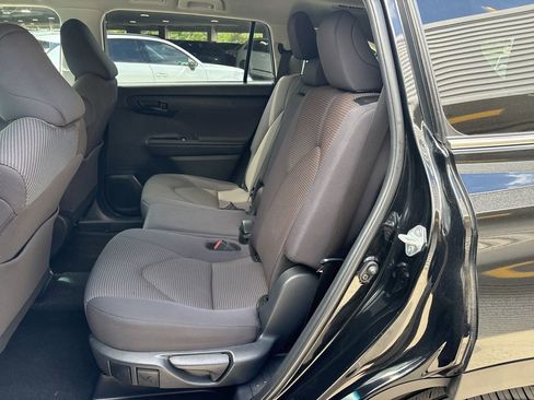 Used 2025 Toyota Highlander LE FWD image 14