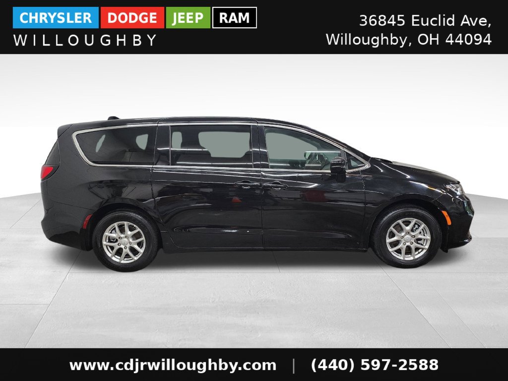 Used 2026 Chrysler Pacifica Select FWD image 4
