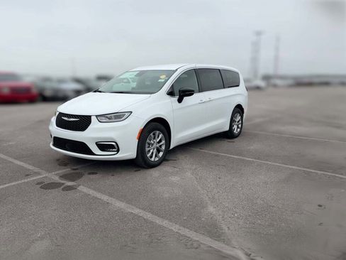 New 2026 Chrysler Pacifica Select image 4
