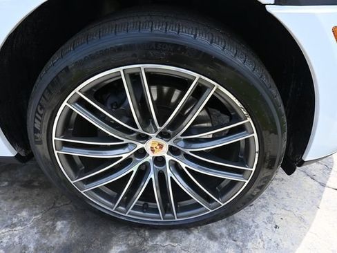 Used 2024 Porsche Macan AWD/4WD image 11