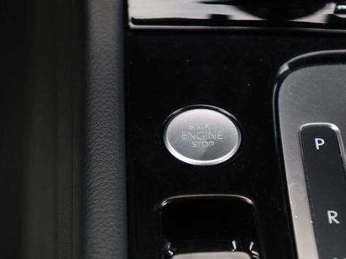 Used 2017 Volkswagen Touareg Sport AWD/4WD image 34