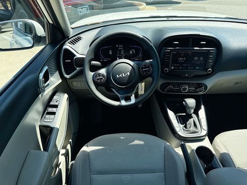 Used 2025 Kia Soul LX FWD image 11