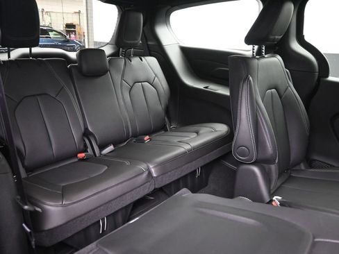 Used 2025 Chrysler Pacifica Select FWD image 11