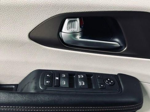 Used 2018 Chrysler Pacifica Touring Plus FWD image 18
