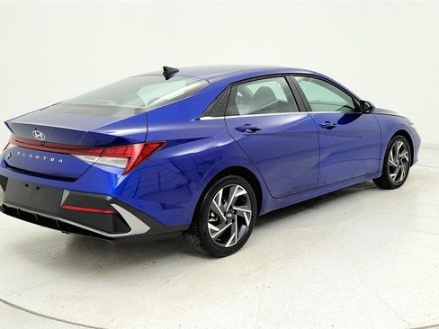 Used 2025 Hyundai Elantra SEL image 4