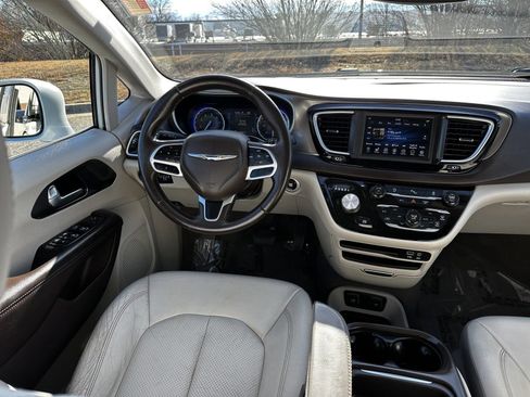 Used 2018 Chrysler Pacifica Touring-L FWD image 23