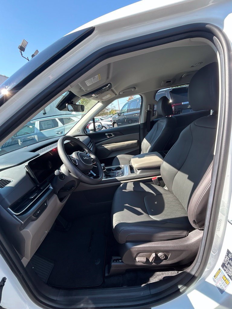 Certified 2026 Kia Carnival LX FWD image 12