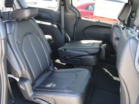 New 2026 Chrysler Pacifica Select image 13