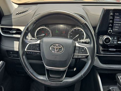 Used 2022 Toyota Highlander XLE FWD image 15