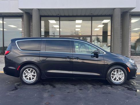 Used 2023 Chrysler Pacifica Touring-L image 3