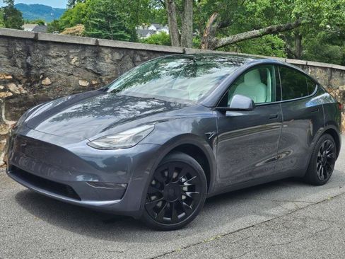 Used 2023 Tesla Model Y AWD image 5