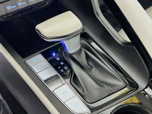 Certified 2023 Hyundai Elantra Limited FWD image 17