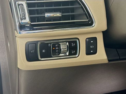 Used 2024 Lincoln Navigator Premiere image 10