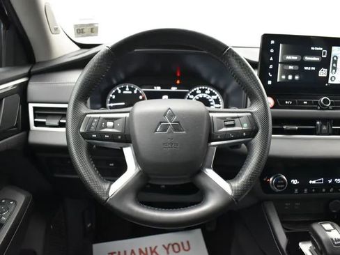 Used 2025 Mitsubishi Outlander SE image 20