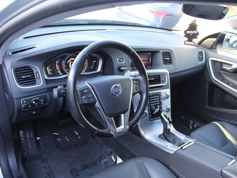 Used 2018 Volvo V60 T5 Cross Country image 18
