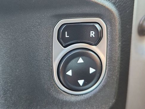 Used 2018 Jeep Wrangler Unlimited Sahara w/ Cold Weather Group AWD/4WD image 18