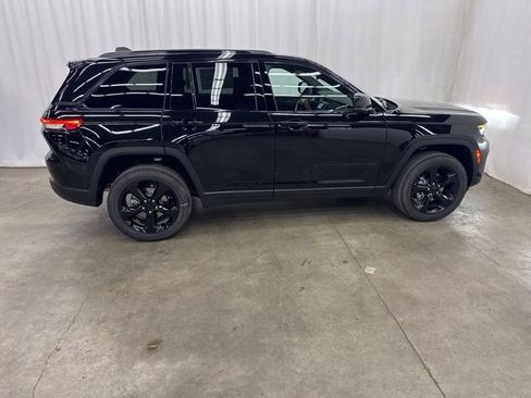 New 2025 Jeep Grand Cherokee Altitude image 31