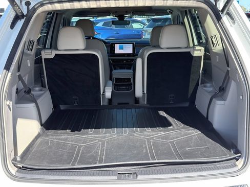 Used 2024 Volkswagen Atlas SE w/ Panoramic Sunroof Package FWD image 13