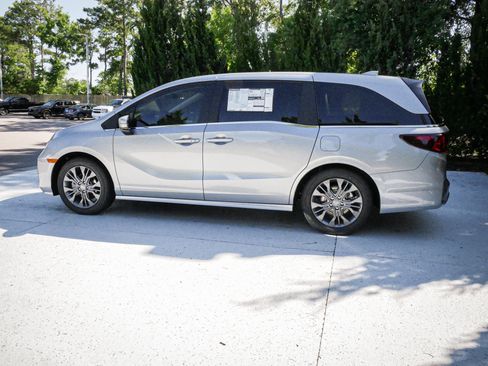New 2026 Honda Odyssey Touring image 7