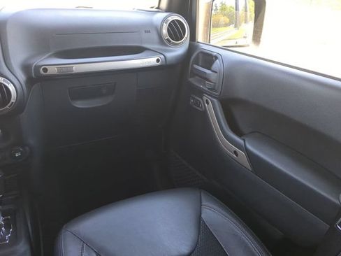 Used 2017 Jeep Wrangler Unlimited Sahara AWD/4WD image 15