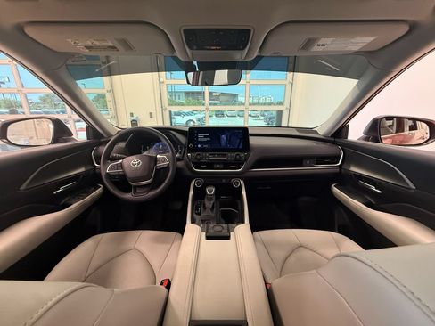 Used 2025 Toyota Grand Highlander AWD image 16