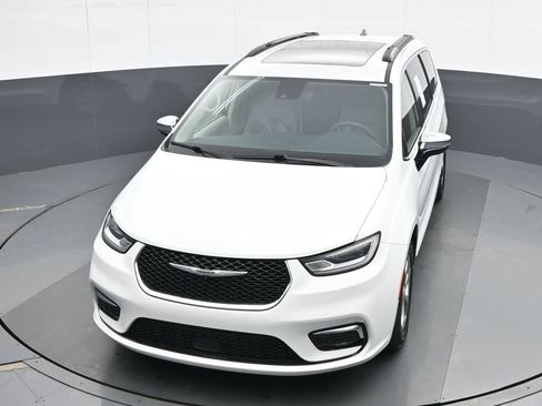 Used 2023 Chrysler Pacifica Limited image 16