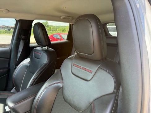 Used 2022 Jeep Cherokee Trailhawk w/ Comfort/Convenience Group AWD/4WD image 11