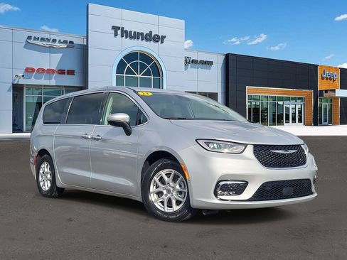 Used 2023 Chrysler Pacifica Touring-L FWD image 1