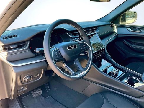 New 2025 Jeep Grand Cherokee Laredo image 6