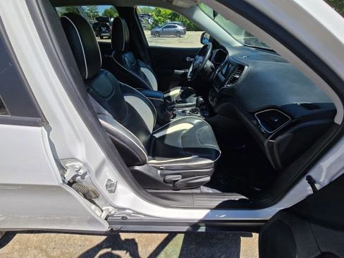 Used 2019 Jeep Cherokee Latitude Plus AWD/4WD image 16