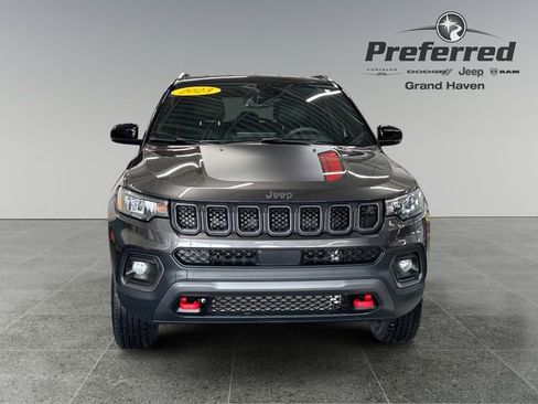 Used 2023 Jeep Compass Trailhawk w/ Trailhawk Convenience Group AWD/4WD image 11