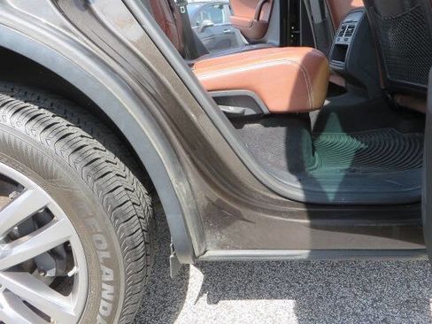 Used 2016 Volkswagen Touareg Sport image 32