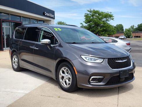 Used 2023 Chrysler Pacifica Limited FWD image 3